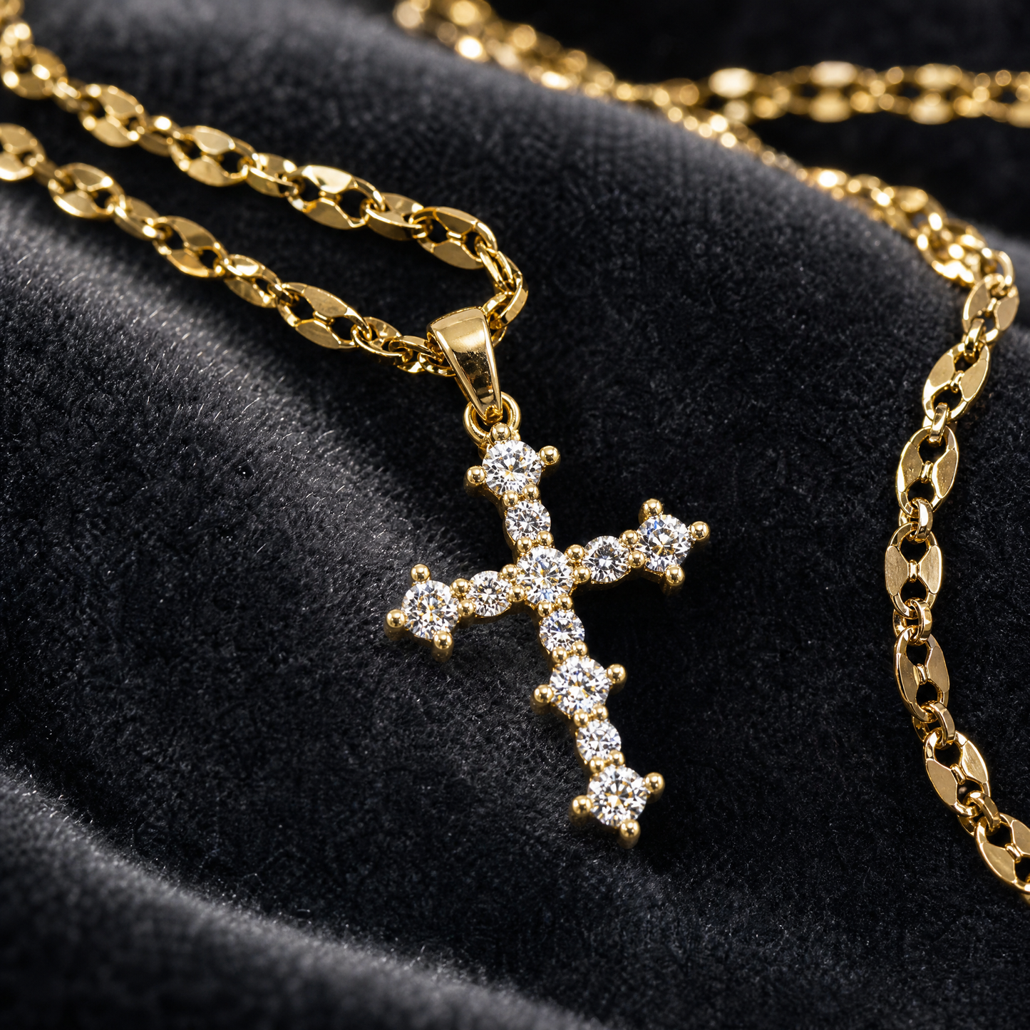 Detalle macro del Collar Cruz Amor Eterno™ sobre terciopelo oscuro