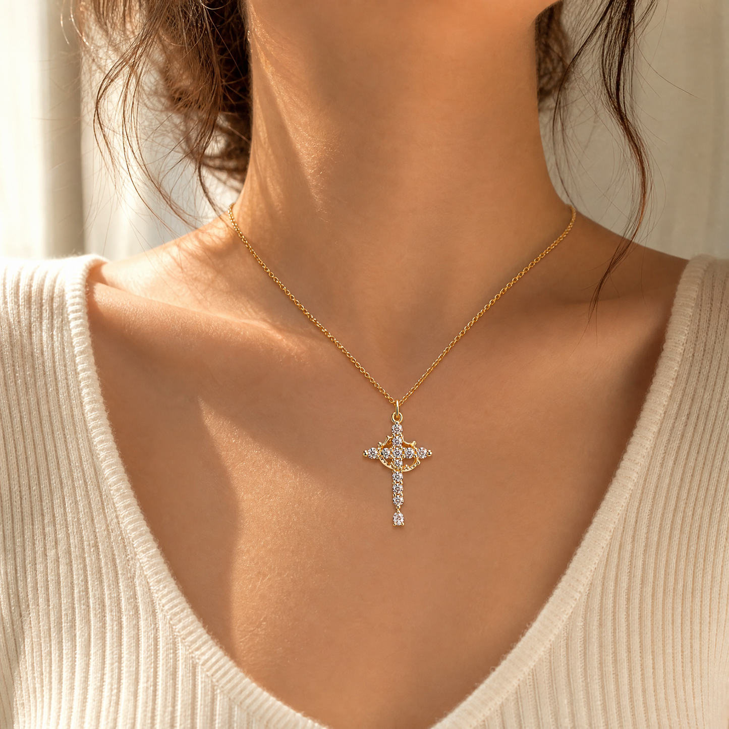 Collar Niña de Mis Ojos puesto: la cruz dorada sobre el cuello