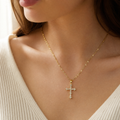 Collar Herencia de Fe puesto: la cruz clásica dorada sobre el cuello